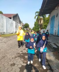 Jalan Sehat Rutin di SD Muhammadiyah 2 Solo
