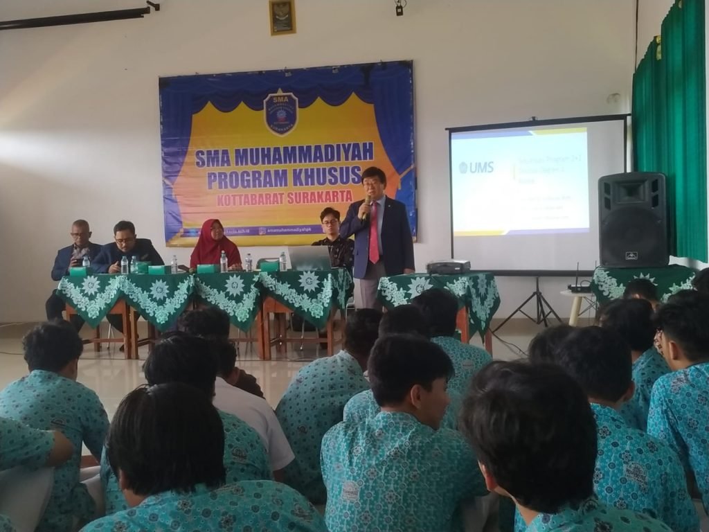 Profesor Korea Selatan Sharing Iklim Perkulihan bersama Siswa SMA Muhammadiyah PK Solo