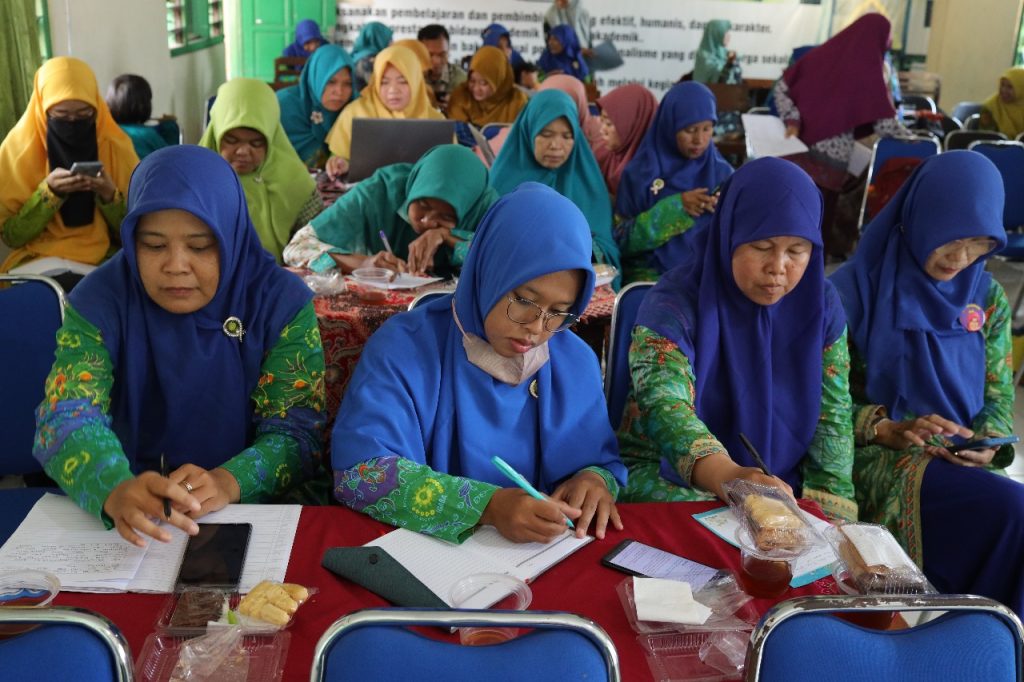 Guru AUM Gatak Ikuti Pelatihan Menulis Berita Bersama UMS