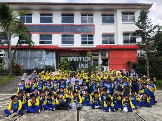 Siswa SD Muhammadiyah 2 Solo Outing Class di Tlogo Dringo dan Hortus Medicius Karanganyar