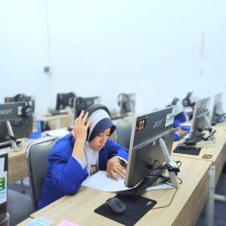 Siswa SMP Muhammadiyah 8 Solo Ikuti Ujian Bahasa Inggris di Lab Bahasa FKIP UMS