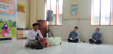 Wali Siswa Kelas 4 dan 5 SD Muhammadiyah 2 Solo Ikuti Seminar Parenting