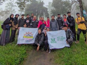 Sambut Musycab, PCPM Kota Bengawan Kibarkan Bendera di Lima Puncak Lereng Lawu