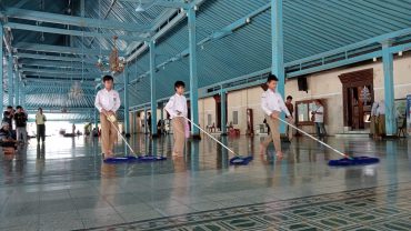 Menjelang Ramadan, Siswa SD Muhammadiyah 2 Solo Bersih-bersih Masjid Agung