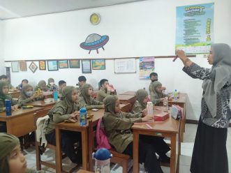 Murid SD Muh PK Kottabarat Solo, Praktik Life Skill Melipat Bungkus Snack Anti-Melempem