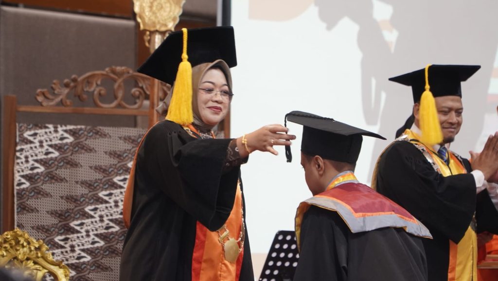 ITS PKU Muhammadiyah Solo Mewisuda 244 Mahasiswa