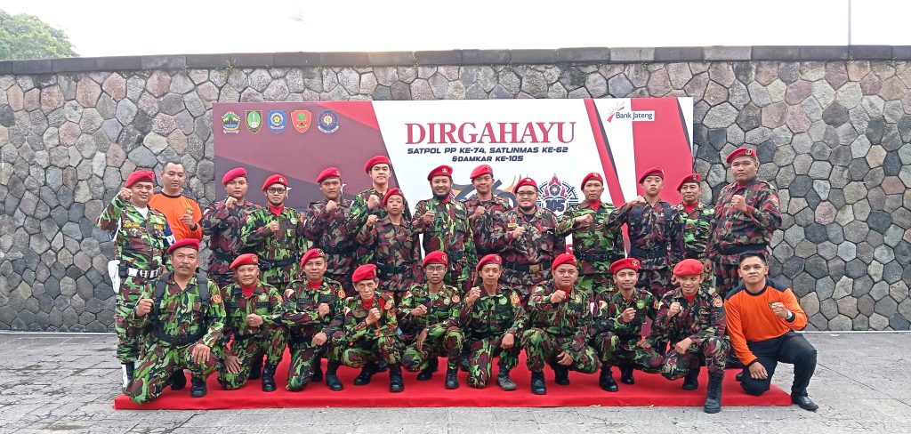 Guru dan Tendik SD Muhammadiyah 2 Solo Ikut Apel HUT Satpol PP, Linmas dan Damkar