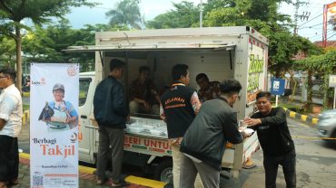 Berbagi Berkah, Lazismu Solo Tebar 200 Paket Takjil di Stasiun Solo Balapan