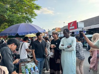 Mahasiswa Asing Antusias Ikut Berburu Takjil di Pasar Takjil UMS