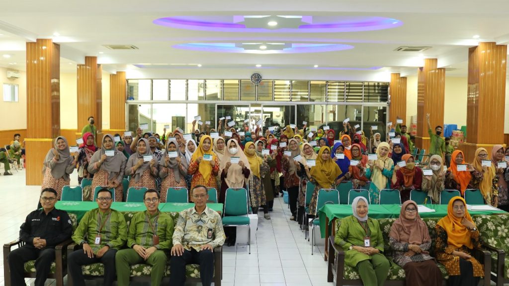 Lazismu Bersinergi dengan BPRS Hikmah Khazanah dan OJK Beri Santunan100 Guru di Solo