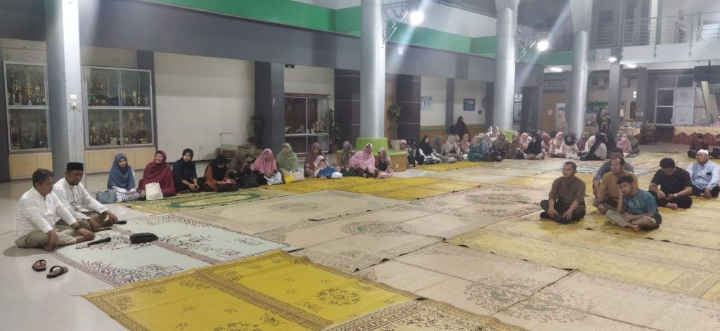 Keluarga Besar FEB UMS Ikuti Pengajian dan Buka Puasa Bersama