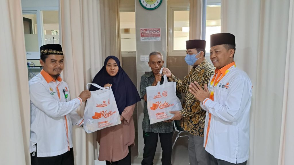Lazismu KL RS PKU Muhammadiyah Beri Kado Ramadan untuk Pasien…