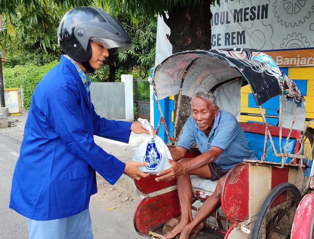 SMA Muhammadiyah 6 Solo Bagi 100 Paket Sembako Kepada Kaum Duafa