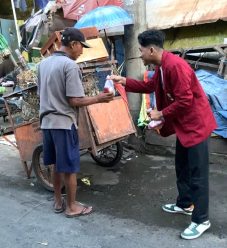 Tebar Kebaikan di Bulan Ramadan, IMM FAI UMS Bagikan Takjil pada Masyarakat