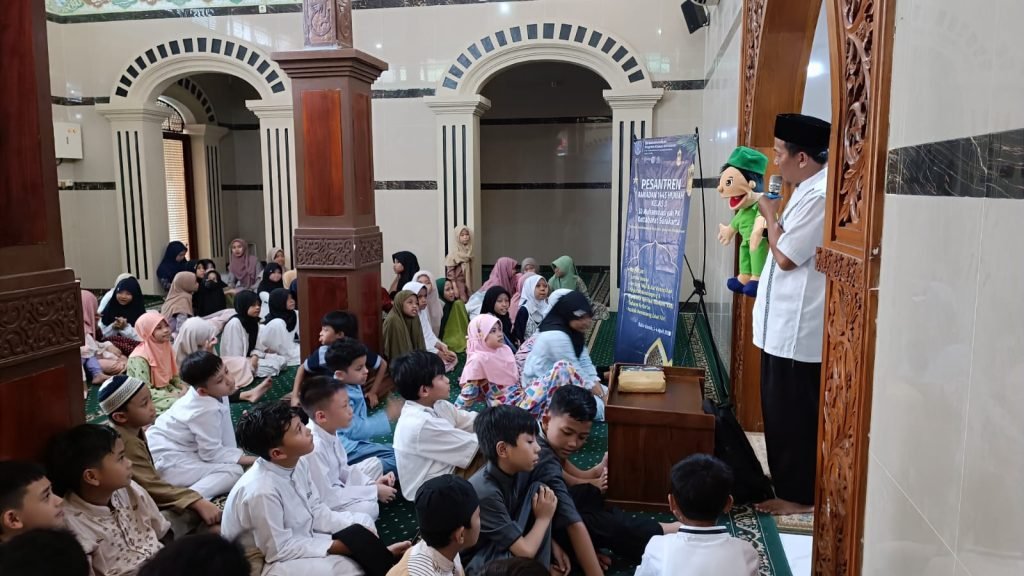 Latih Kepedulian, Murid Kelas 3 SD Muhammadiyah PK Solo Ikuti Pesantren Ramadan