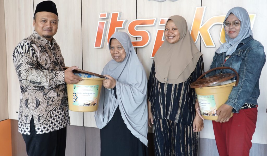 ITS PKU Muhammadiyah Bagi 408 Paket Sembako kepada Masyarakat Sekitar Kampus