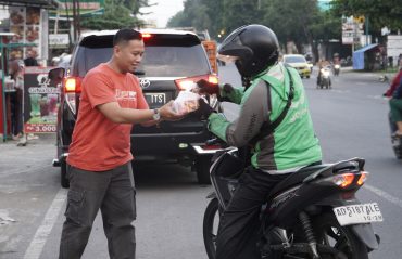 ITS PKU Muhammadiyah Solo Bagi Ratusan Paket Takjil Buka Puasa