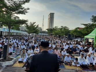 Ikuti Salat Idul Fitri, Ribuan Orang Padati Taman Parkir Kottabarat