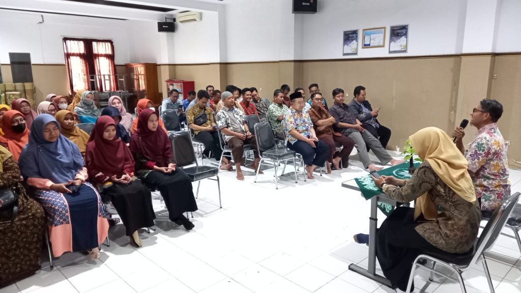 Kepala SD Muhammadiyah PK Solo Beri Motivasi Halalbihalal Guru dan Tenaga Kependidikan