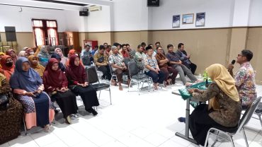 Kepala SD Muhammadiyah PK Solo Beri Motivasi Halalbihalal Guru dan Tenaga Kependidikan