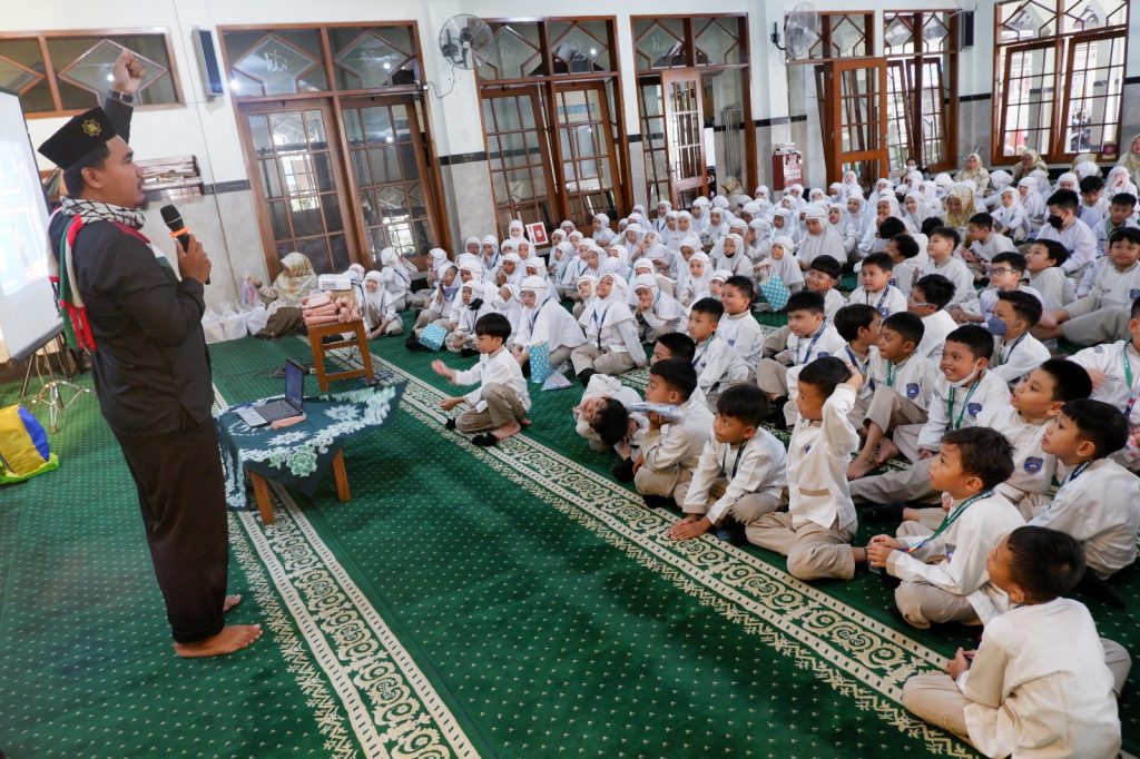 Hadirkan Pendongeng, SD Muhammadiyah PK Kottabarat Solo Gelar Halalbihalal