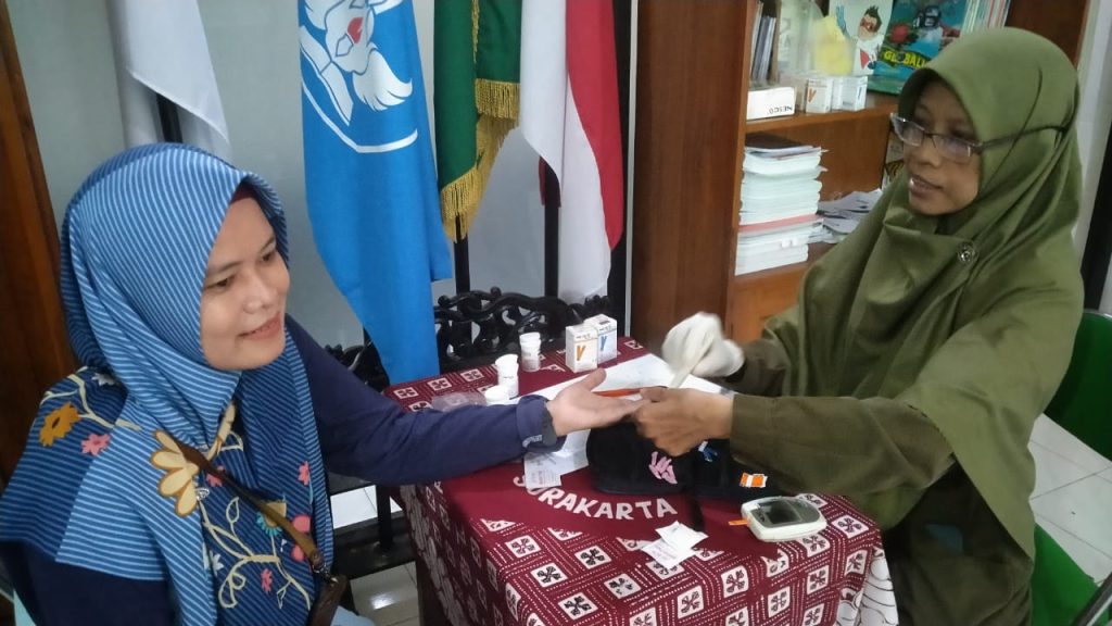 72 Guru dan Karyawan SD Muhammadiyah 1 Solo Lakukan Medical Checkup di Ruang UKS