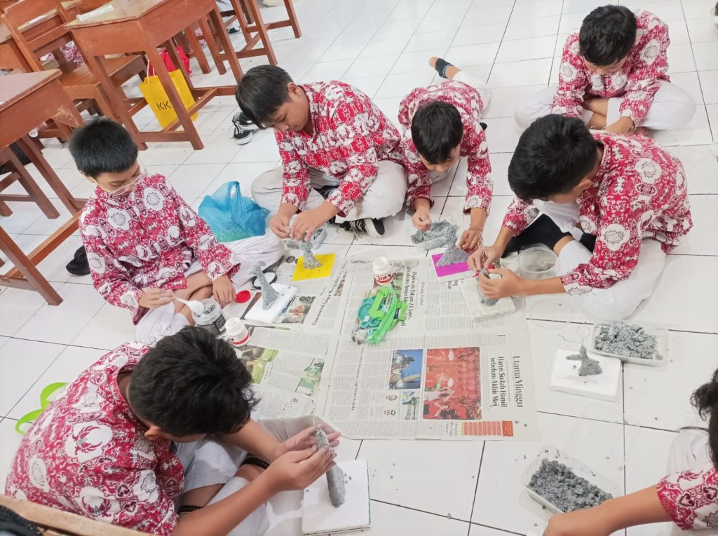 Penilaian Sumatif Berbasis Proyek, Siswa SD Muhammadiyah 1 Solo Bikin Patung Aksi