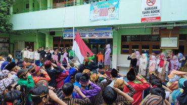 Rayakan Hardiknas, Siswa dan Guru SD Muhammadiyah 1 Solo Kompak Kenakan Pakaian Adat