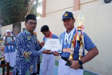 Peringati Hardiknas 2024, SMP Muhammadiyah PK Beri Penghargaan Siswa dan Guru Berprestasi