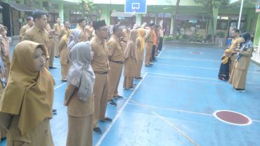 SD Muh 1 Ketelan Ajarkan Disiplin Guru dan Karyawan melalui Apel Pagi