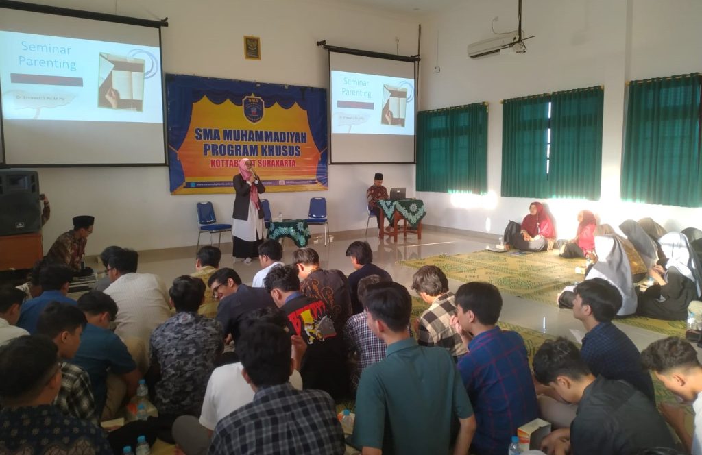 Pengumuman Kelulusan SMA Muh PK dengan Seminar Parenting