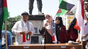 Ratusan Dosen dan Mahasiswa ITS PKU Muh Turun ke Jalan Kutuk Israel