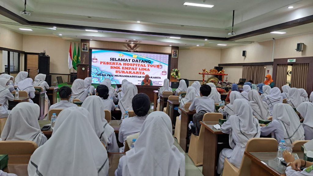 Siswa SMK Empat Lima Belajar Pelayanan Keperawatan ke RS PKU Muh Solo