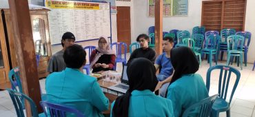 Tim Hibah RisetMu UMS Beri Pendampingan Kreasi Batik Iconic di Wisata Jarum Klaten