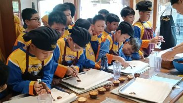 Murid SD Muh PK Kottabarat Solo Belajar Pengolahan Kakao di Bantul