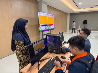 Panitia Kontes Robot Indonesia (KRI) 2024 melakukan pengecekan jaringan internet dan pelatihan kepada Liaison Officer (LO) jelang perlombaan di Edutorium KH. Ahmad Dahlan UMS, Sabtu (25/5/2024).