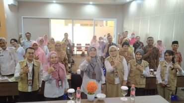 Kepala SD Muhammadiyah 1 Solo, Sri Sayekti, bersama peserta Bimbingan Teknis Keamanan Pangan bagi Kader Keamanan Pangan Sekolah yang digelar Balai POM Surakarta di Front One Hotel Sragen Jl Brigjen Katamso No 37, Kebayan 1, Sragen Kulon, Kabupaten Sragen, Rabu (22/5/2024).