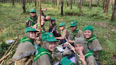 Sebanyak 139 murid kelas IV dan V SD Muhammadiyah Program Khusus (PK) Kottabarat Solo mengikuti kegiatan kemah Smart Children Camp (SCC) ke-IX Kepanduan Hizbul Wathan (HW) di Agrowisata Kampung Karet, Kenteng, Puntukrejo, Kec. Ngargoyoso, Kabupaten Karanganyar, Jawa Tengah, Selasa-Rabu (21-22/5/2024).