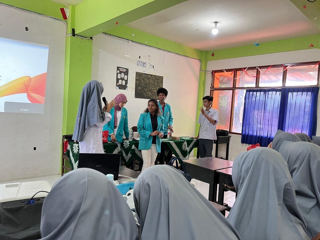 Tim Pengabdian Masyarakat Fakultas Farmasi Universitas Muhammadiyah Surakarta (UMS) menggelar pengabdian kepada masyarakat melalui skim Pengabdian Masyarakat Persyarikatan/AUM/Desa Binaan. Kegiatan pengabdian berjalan selama bulan Mei 2024, yang dilaksanakan di SMA Muhammadiyah 1 Denpasar. (Humas).