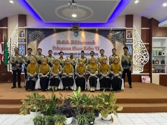 Para guru SD Muhammadiyah 11 Solo berfoto bersama dalam acara Pelepasan Haflah Akhirussanah, Kamis (13/6/2024) di Balai Muhammadiyah Solo.