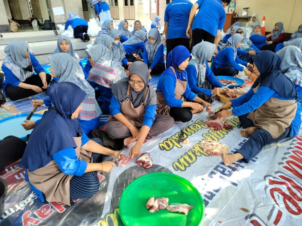 Takmir Masjid Kottabarat Bagikan 1.383 Paket Daging Kurban