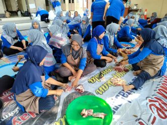 Takmir Masjid Kottabarat Bagikan 1.383 Paket Daging Kurban