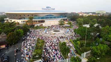 Ribuan Jemaah Padati Halaman Edutorium UMS untuk Salat Iduladha 1445 H