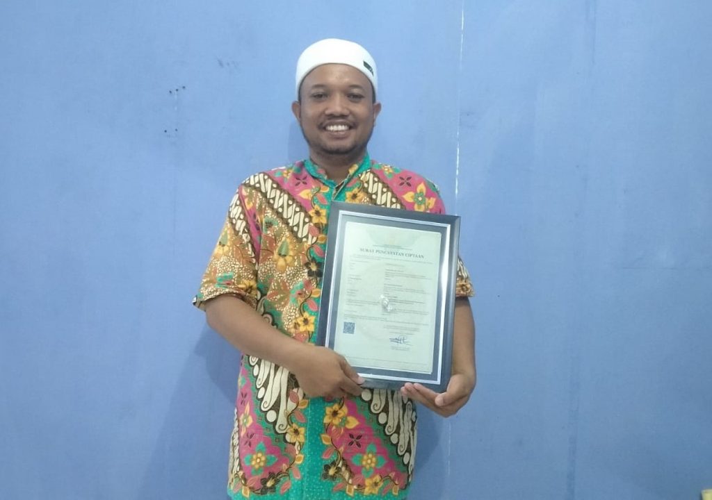 Wakasek Humas SD Muhammadiyah 1 Solo Terima Sertifikat HAKI