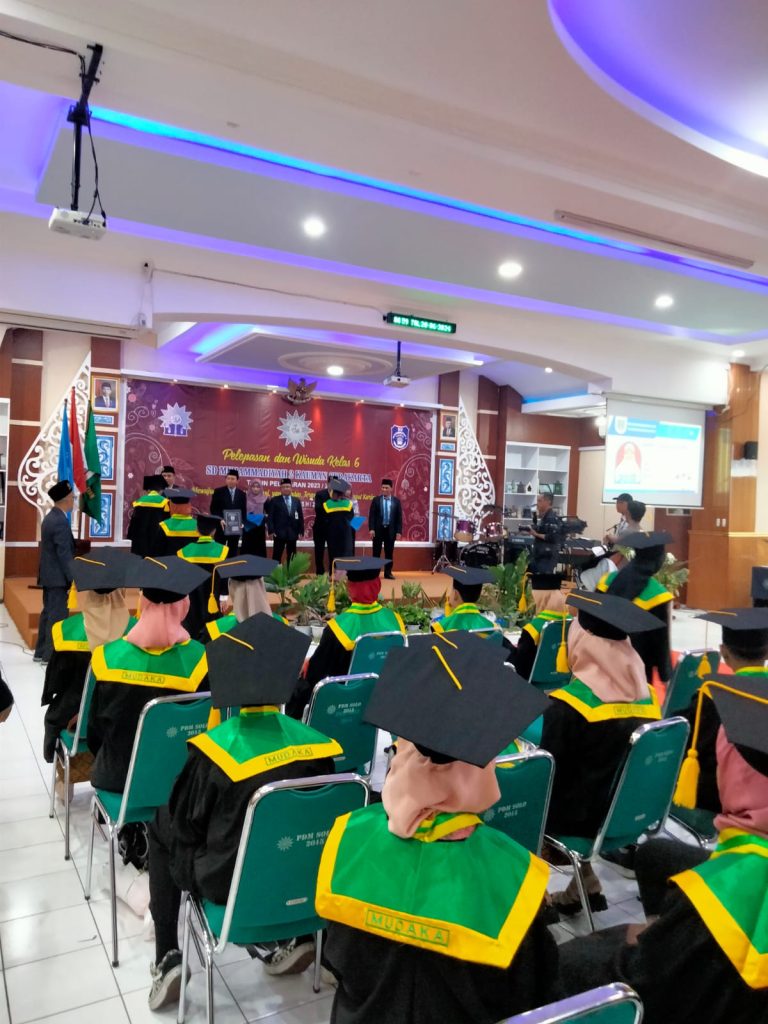 Siswa SD Muhammadiyah 2 Solo Berpamitan Kelulusan dengan Empat Bahasa