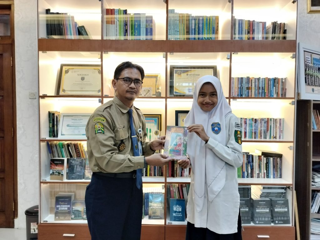 Produktif! Siswa SMP Muhammadiyah PK Solo Ini Terbitkan Buku Kesembilan