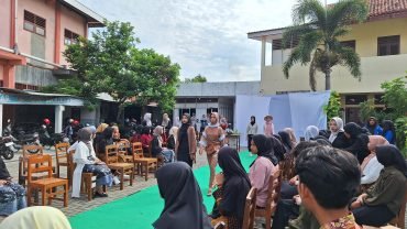 Para desainer pelajar SMK Muhammadiyah 5 Solo memamerkan busana terbaru mereka dalam pameran yang berlangsung di sekolah setempat, Selasa (4/6/2024). Pameran bertema Dasaloka ini menampilkan dedikasi, bakat dan inovasi para pelajar yang berusaha menciptakan tren berpakaian baru dalam dunia tata busana.