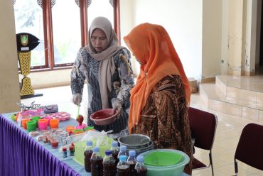 Asyiknya Olah Minyak Jelantah jadi Lilin hingga Sabun