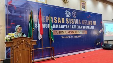 Kepala SD Muhammadiyah 1 Solo, Sri Sayekti, memberikan pengarahan di hadapan 130 siswa yang mengikuti prosesi wisuda di Sahid Jaya Solo, Selasa (11/6/2024).