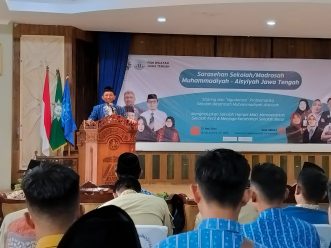 Ketua Pimpinan Pusat FGM, Sutomo, memberikan sambutan saat pembukaan Sarasehan.